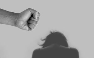 Cel puțin 30 de femicide în 2026, dar măsurile de prevenire întârzie la șase luni de la Legea femicidului