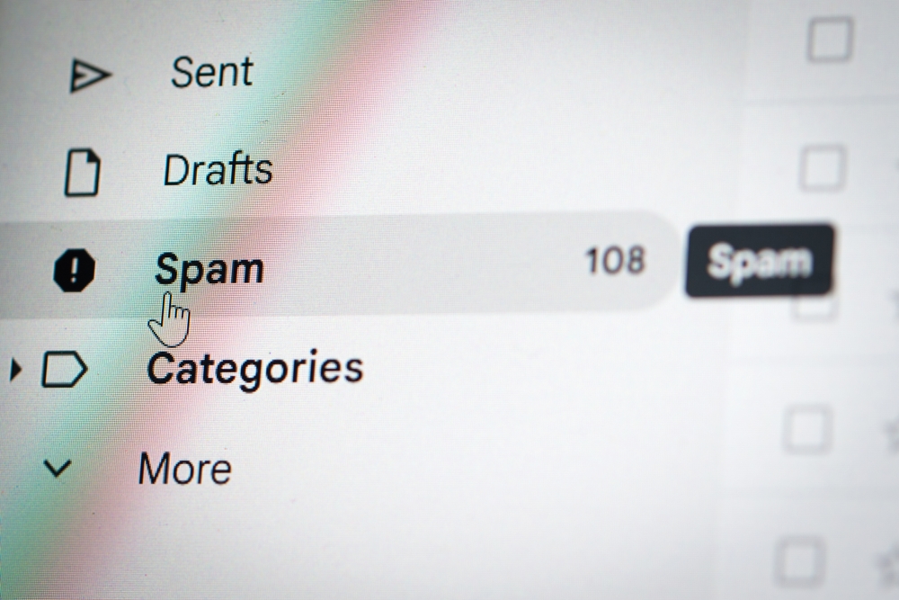 Cele mai frecvente greșeli care fac ca emailurile tale să ajungă în Spam