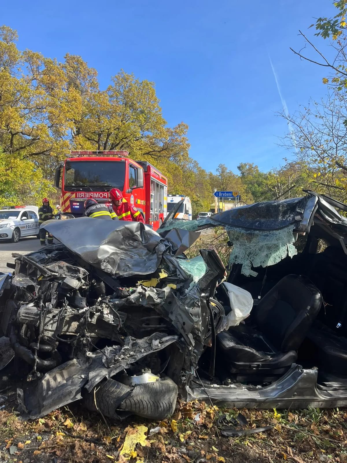 Cernești: accident grav între mașină și autoutilitară, 3 persoane au ajuns la spital