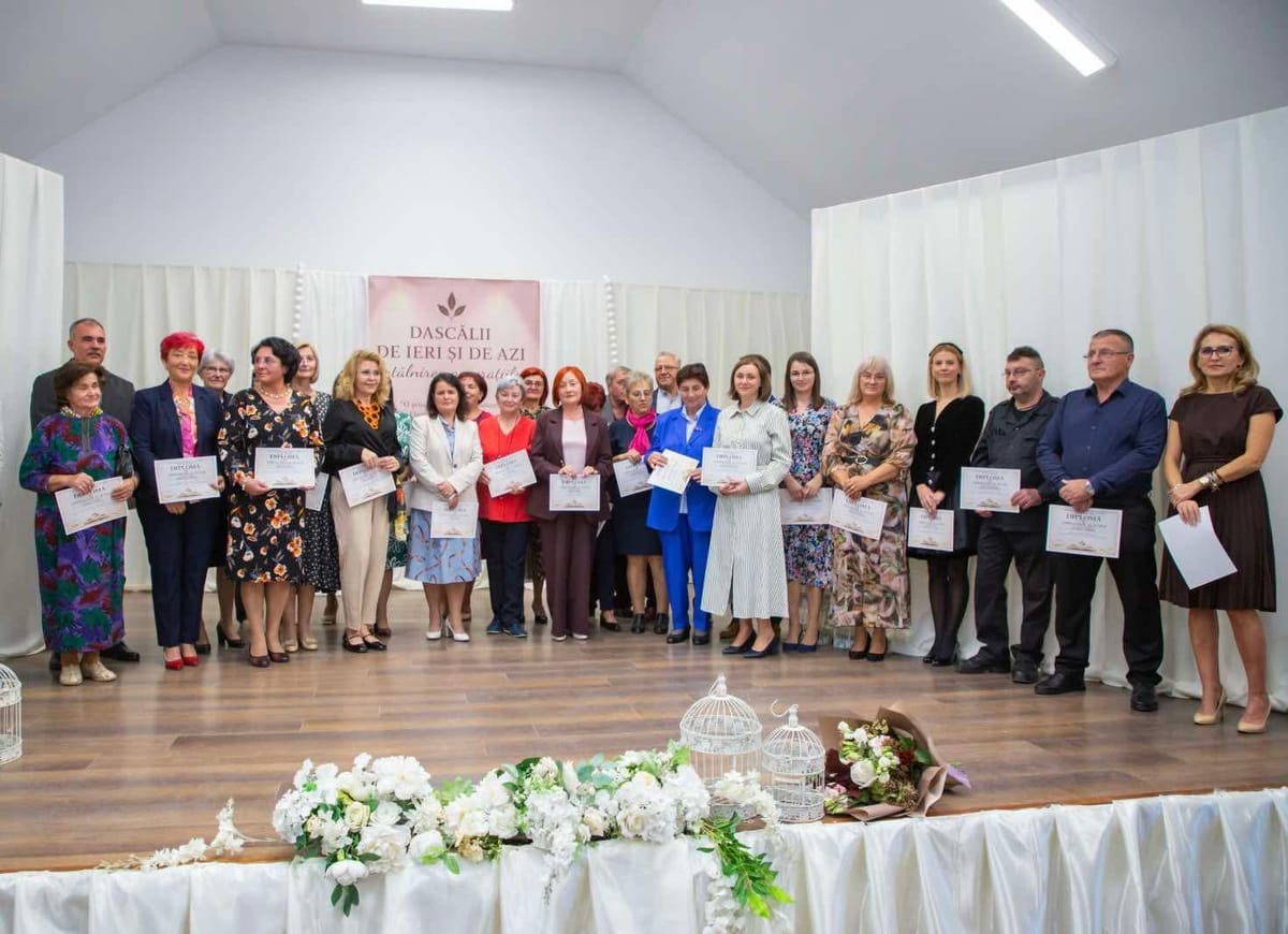 Chesinț: seară dedicată dascălilor de ieri și de azi, cu Diplome de Excelență și plachete de recunoștință