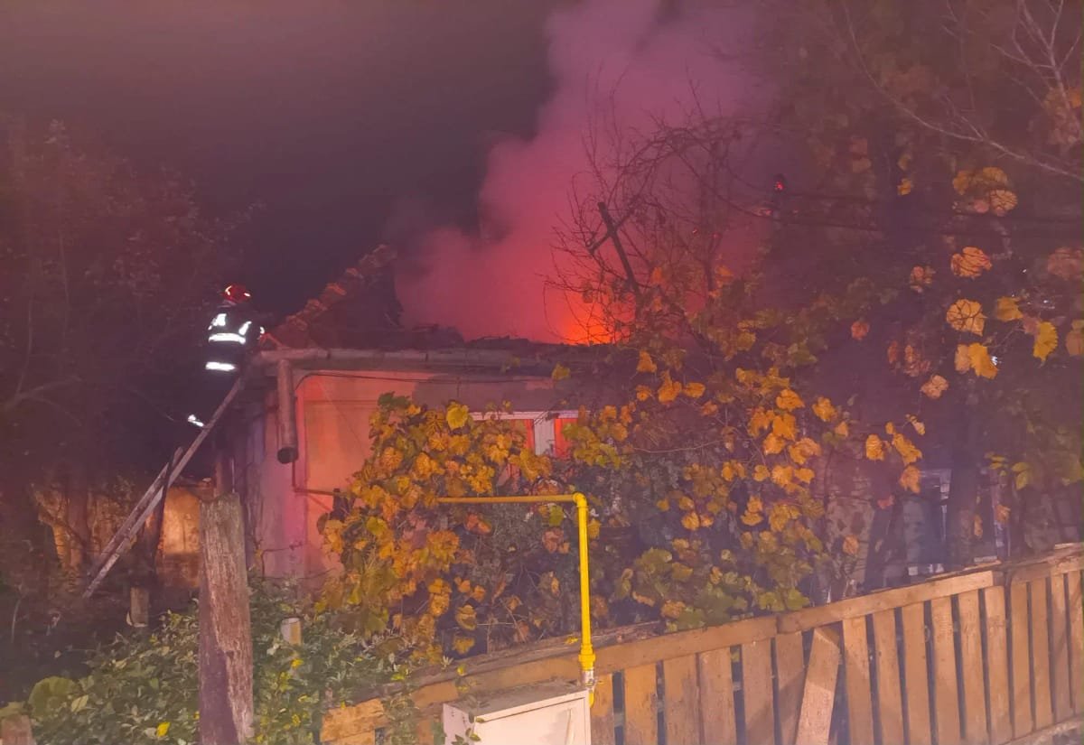 Chibed: incendiu la acoperișul unei case, lichidat de pompieri. Nicio persoană nu a fost rănită