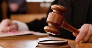 Chișineu-Criș: patru bărbați trimiși în judecată după ce ar fi violat și bătut o tânără de 19 ani