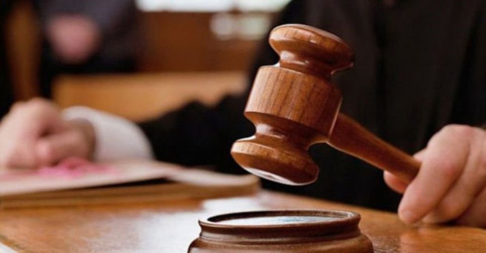 Chișineu-Criș: patru bărbați trimiși în judecată după ce ar fi violat și bătut o tânără de 19 ani