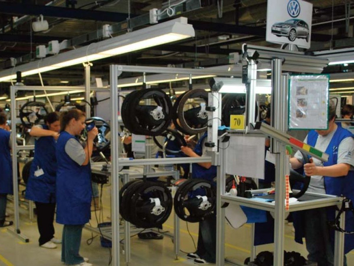 Cifra de afaceri din industrie a scăzut cu 13,7% față de iulie, dar a crescut cu 10,3% față de august 2025