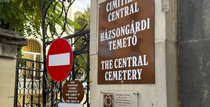 Cimitirul Central din Cluj-Napoca are o tăbliță cu denumirea în trei limbi, inclusiv în maghiară
