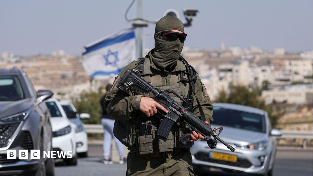 Cinci israelieni răniți și doi presupuși atacatori palestinieni uciși într-un atac armat în Cisiordania