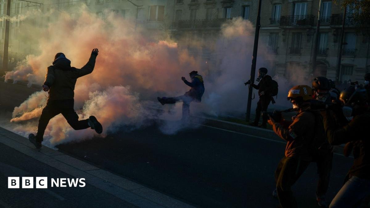 Ciocniri între poliție și protestatari în Paris