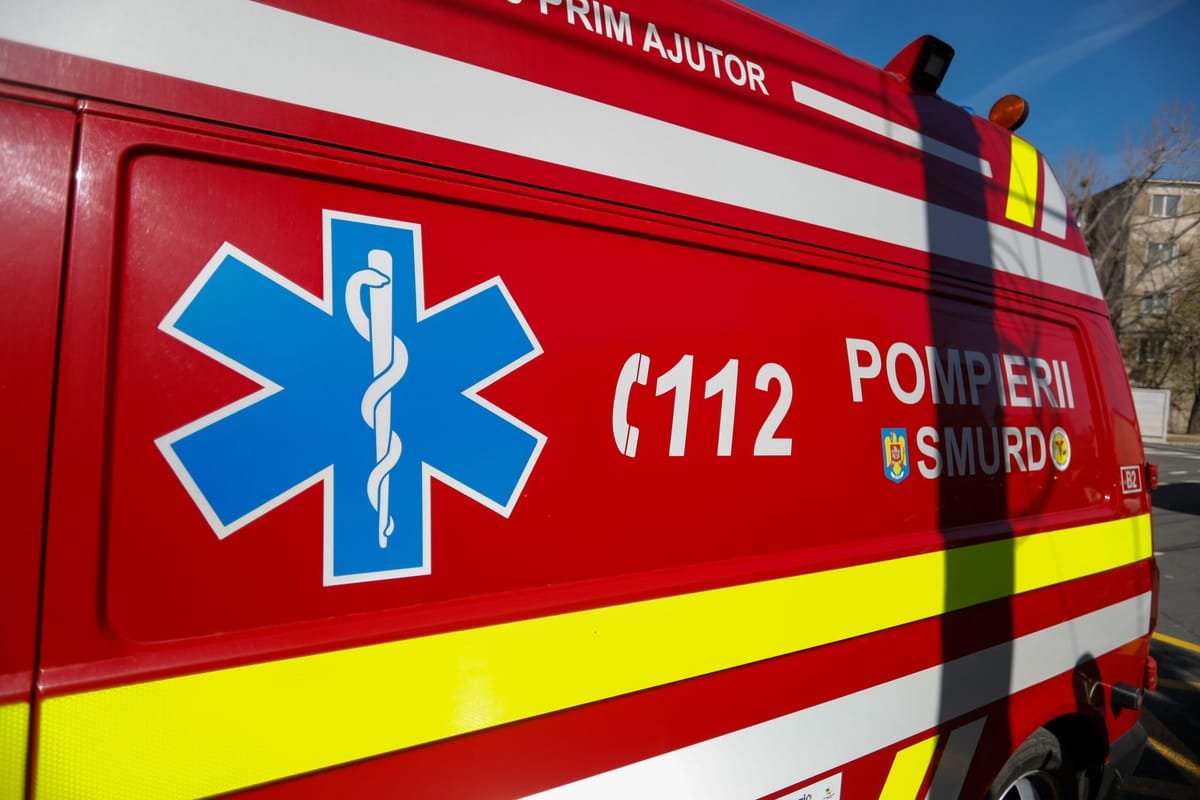 Ciolpani: două persoane încarcerate după un accident între un autobuz și o autoutilitară pe DN1