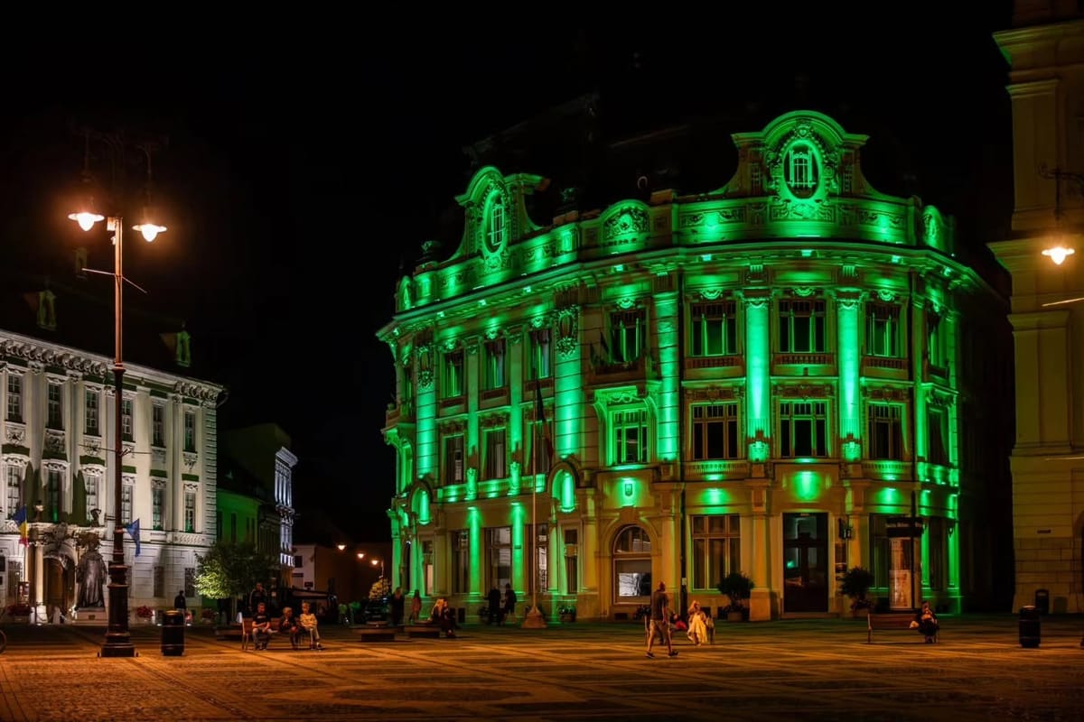 Clădirea Primăriei Sibiu se iluminează în verde de Ziua Mondială a Sănătății Mintale