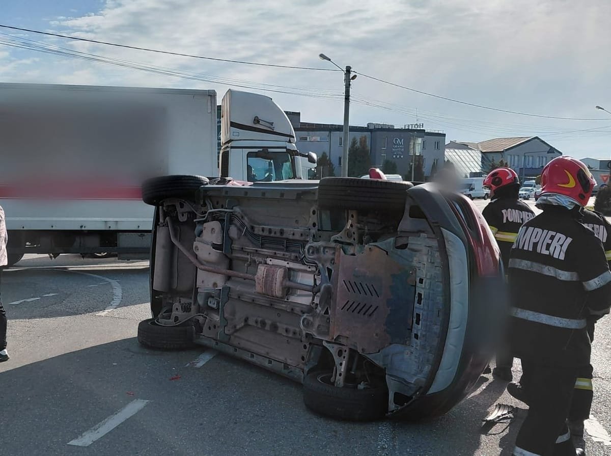 Cluj: accident cu două mașini, o femeie de 60 de ani evaluată de paramedici după ce o mașină s-a răsturnat