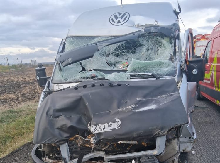 Cluj: accident grav cu un copil de 2 ani implicat într-un impact între un microbuz și un camion