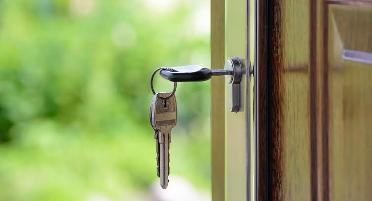 Cluj: agent imobiliar cere peste o mie de lei ca să rezerve un apartament, iar proprietara nu vine la semnare