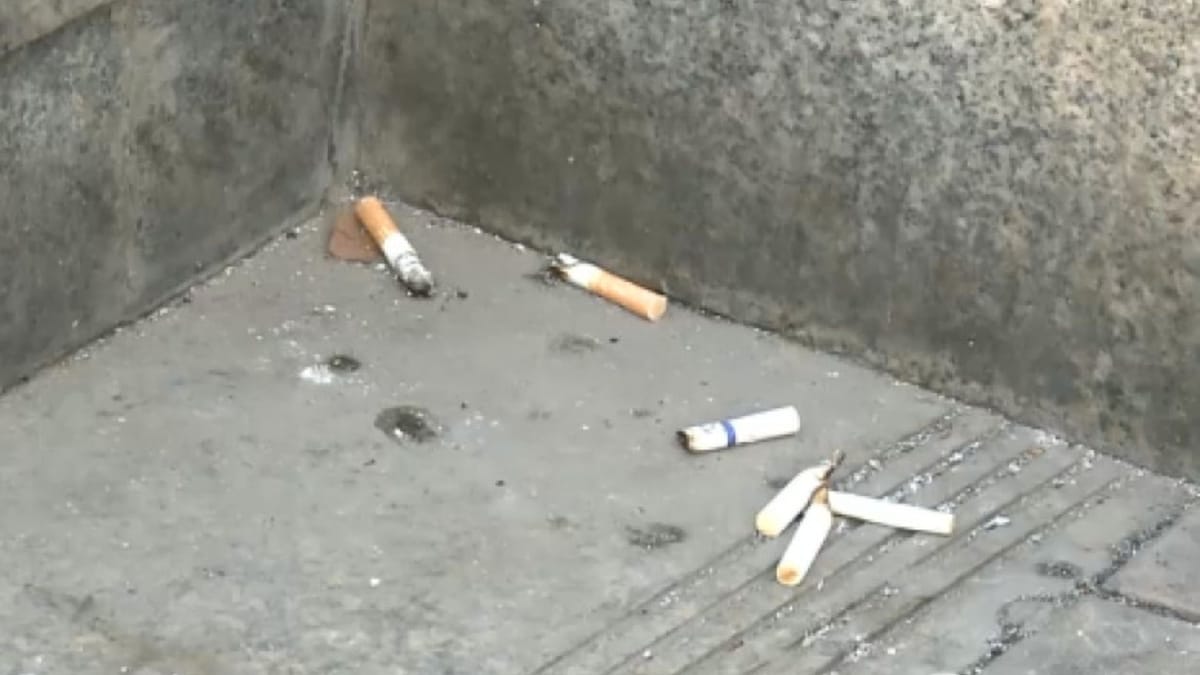 Cluj: angajații unui centru, acuzați că blochează trotuarul și fumează în calea copiilor
