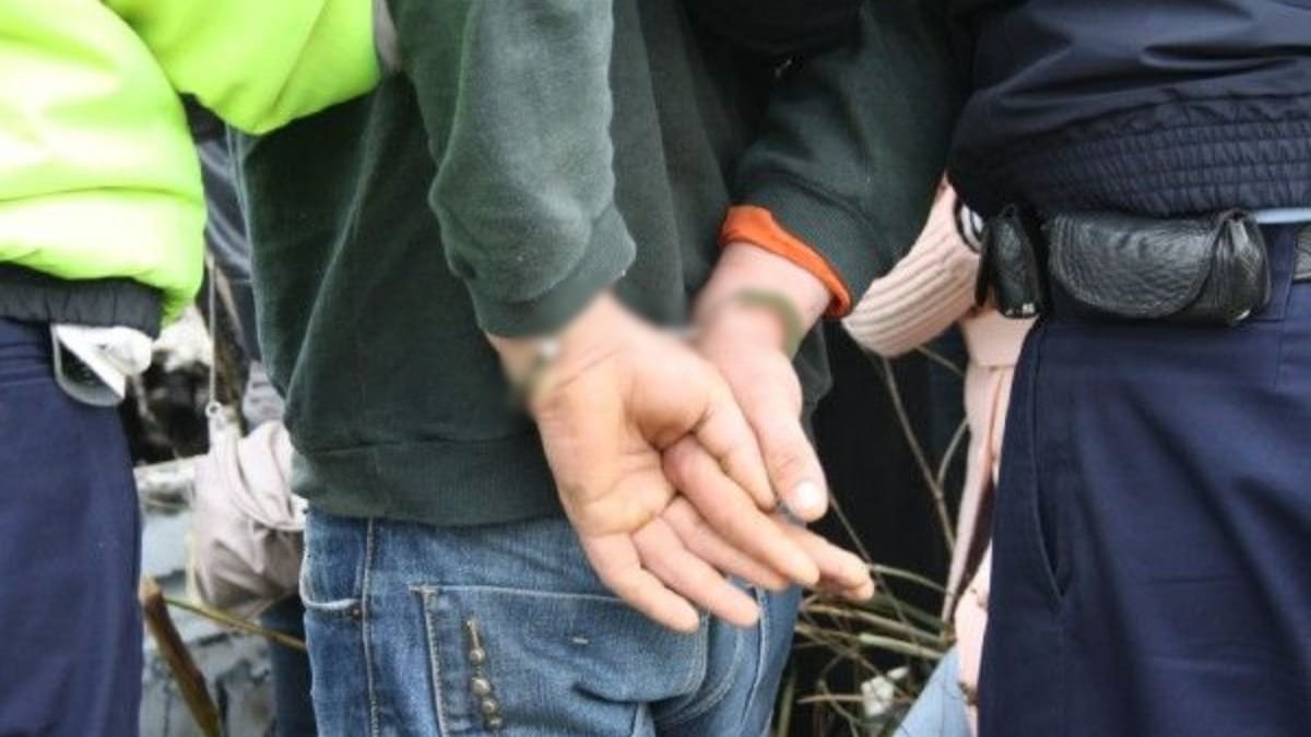Cluj: bărbat reținut după ce și-ar fi agresat fosta iubită și i-ar fi furat telefonul și bijuteriile