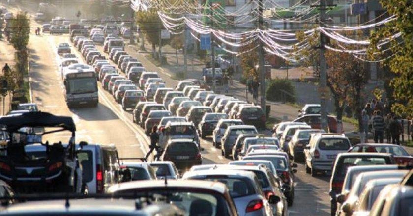 Cluj: blocaje în giratoriul de la Auchan de pe Oașului, un clujean cere semafoare ca la Mărăști