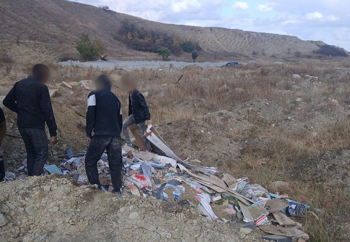 Cluj: cinci tineri, prinși în flagrant aruncând deșeuri din construcții. Ce pedeapsă au primit