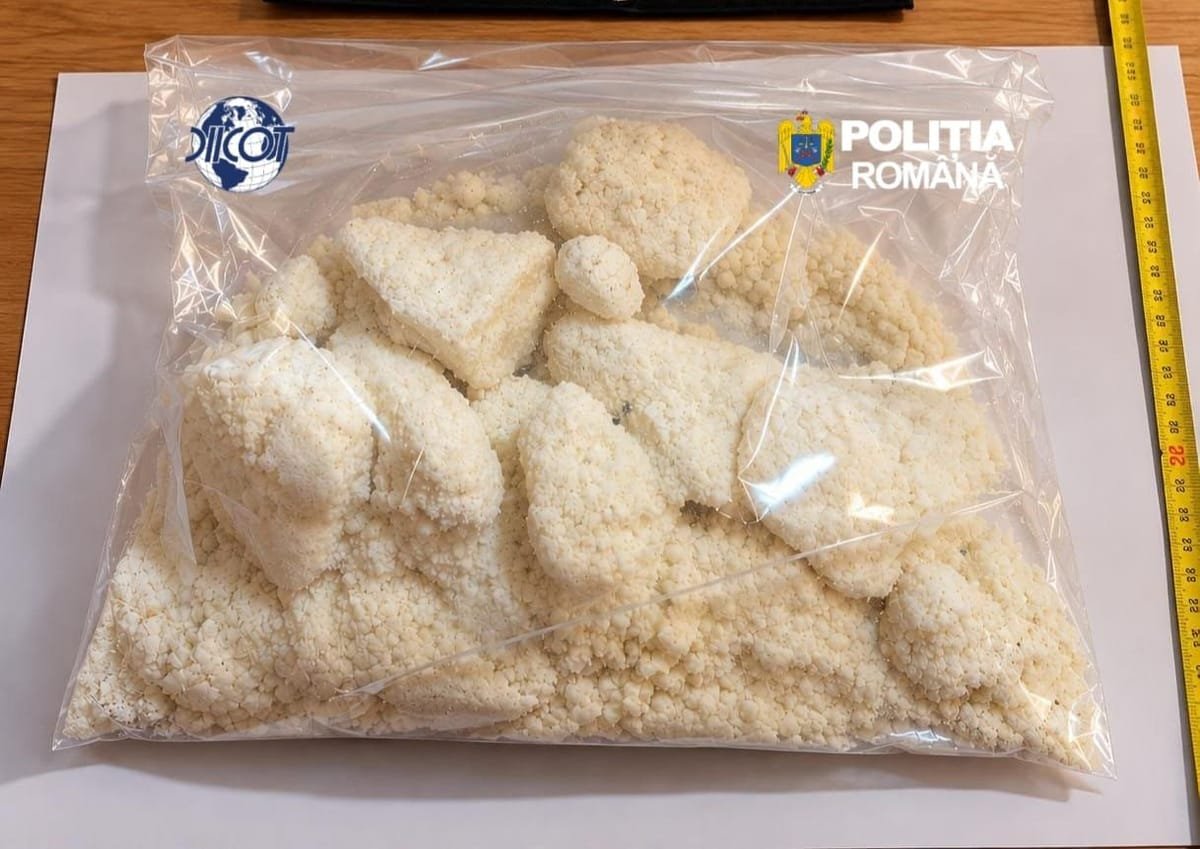 Cluj: doi suspecți din Timiș prinși în flagrant cu peste un kilogram de cristal, tranzacție întreruptă de DIICOT