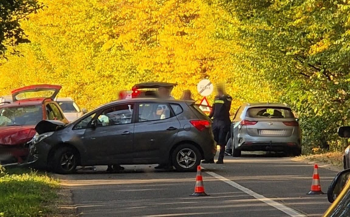 Cluj: două autoturisme s-au făcut praf într-un impact frontal, iar traficul a fost dat peste cap