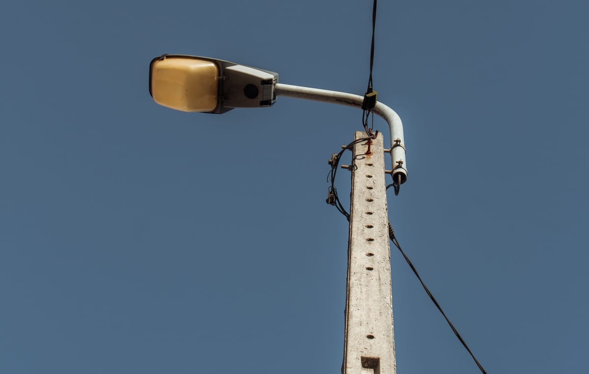 Cluj: două lămpi defecte lasă în beznă strada Constantin Brâncuși; un locuitor cere intervenția autorităților