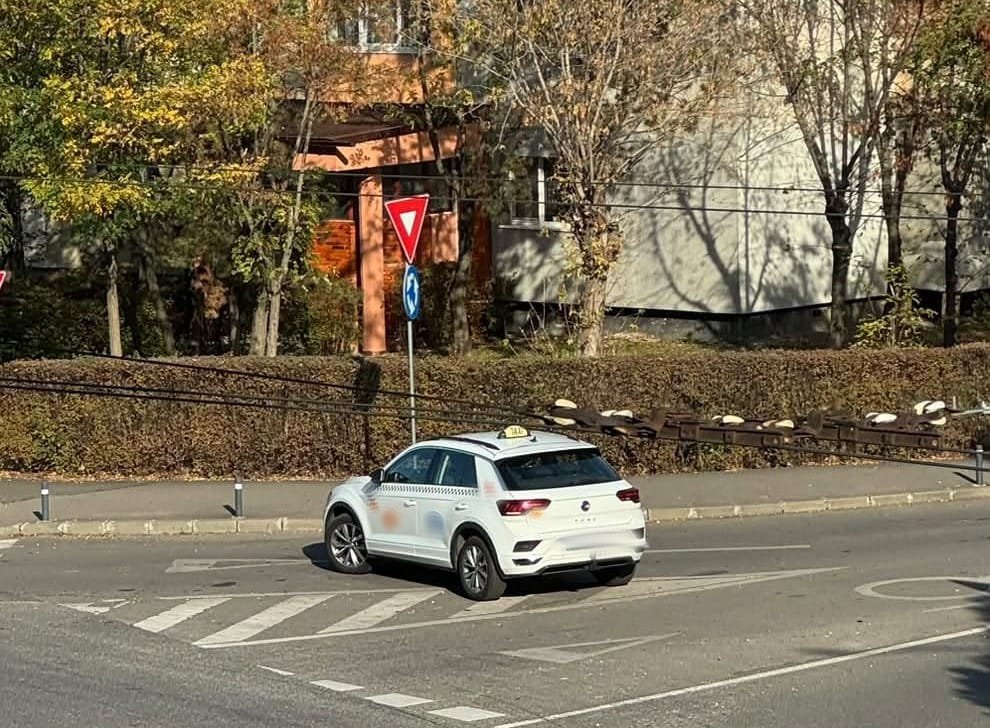 Cluj: imagini revoltătoare cu un taximetrist care a blocat drumul pentru a-și aștepta clientul