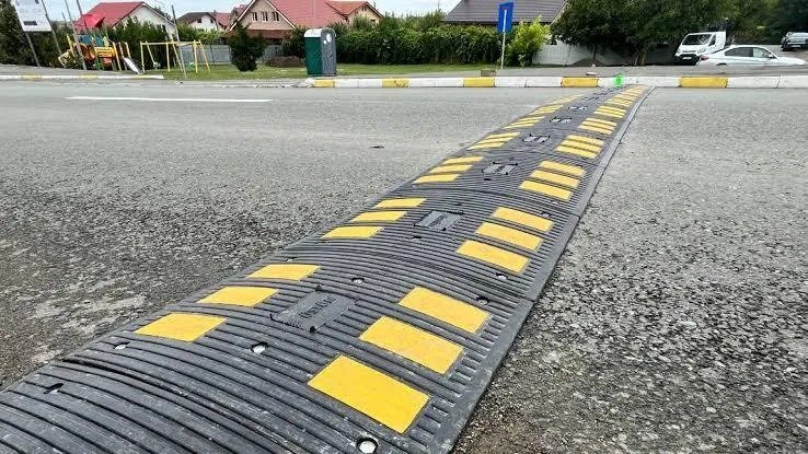 Cluj: limitatoarele de viteză, coșmarul unui șofer: „Pot muri oameni până trec ambulanțele peste toate