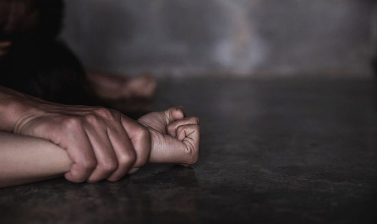 Cluj: minoră de 13 ani, abuzată de tatăl ei pe un câmp, profitând de deficiența ei intelectuală