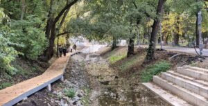 Cluj-Napoca: aleea suspendată de pe Canalul Morii prinde contur; activiștii cer demolarea garajelor