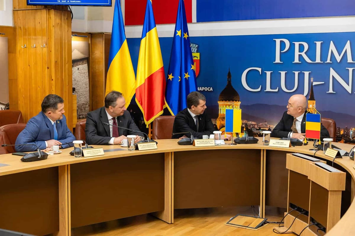 Cluj-Napoca: autobuze și generatoare pentru Ucraina, discutate la Primărie cu Emil Boc