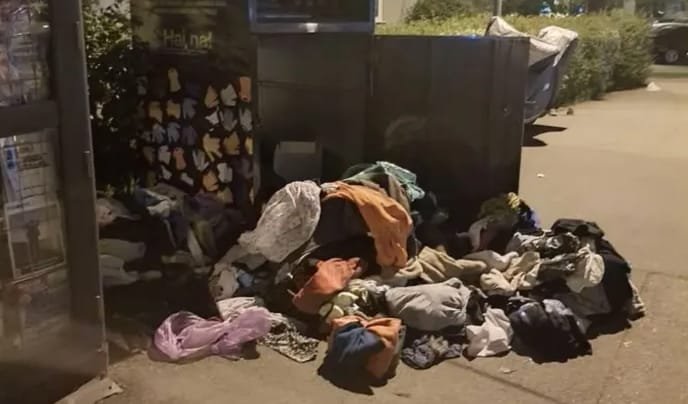 Cluj-Napoca: containerele „Hai, na!” sunt pline, hainele ajung pe trotuar și oamenii nu mai pot dona
