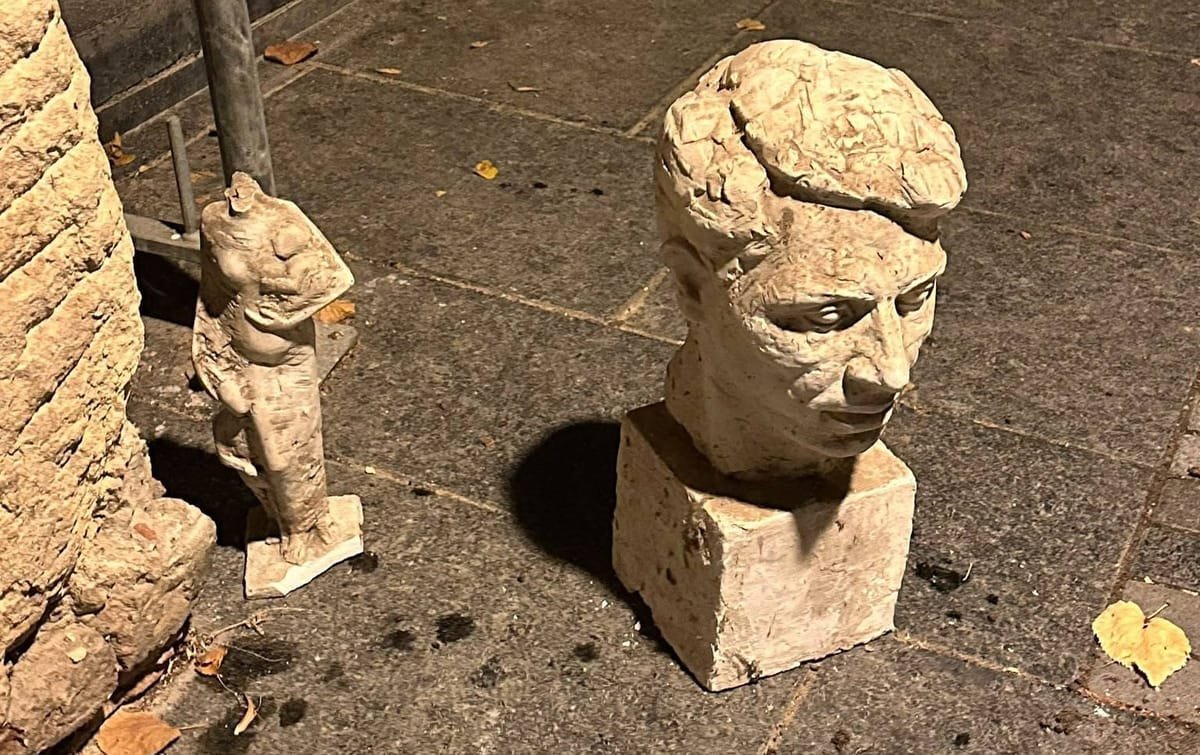 Cluj-Napoca: doi bărbați opriți de un jandarm în timp ce ieșeau din Biblioteca Județeană cu câte o statuie