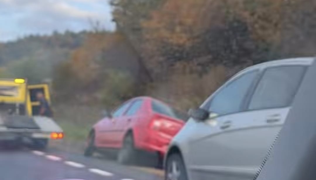 Cluj-Napoca: două accidente pe același drum, o mașină în șanț și alta răsturnată