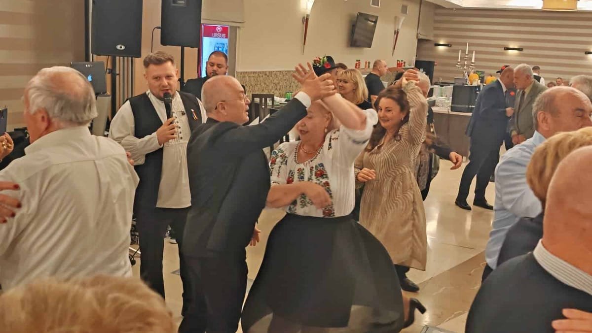 Cluj-Napoca: Emil Boc, luat la un joc popular la petrecerea pentru peste 1700 de seniori