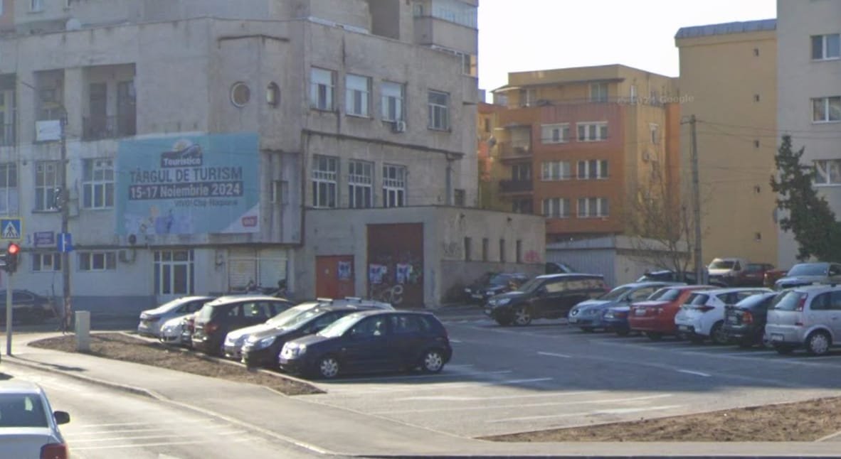 Cluj-Napoca, la Școala Nicolae Titulescu: șoferii parchează în curbă și blochează vizibilitatea