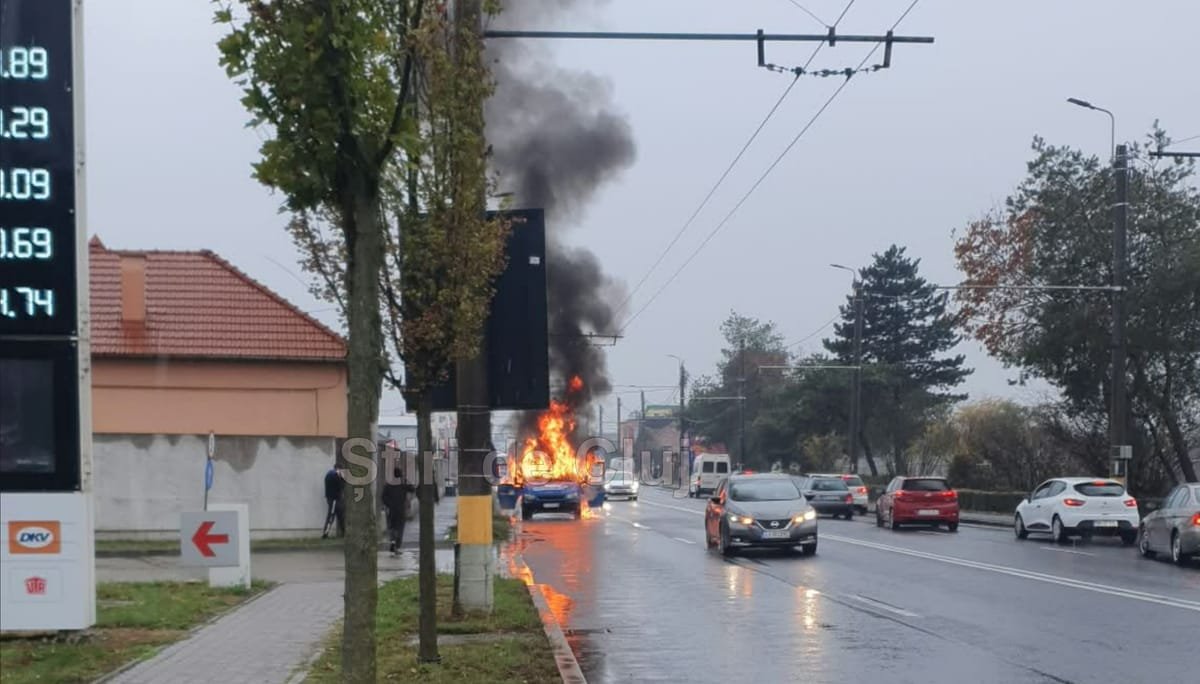 Cluj-Napoca: mașină în flăcări pe strada Traian Vuia, focul a cuprins întreg autoturismul