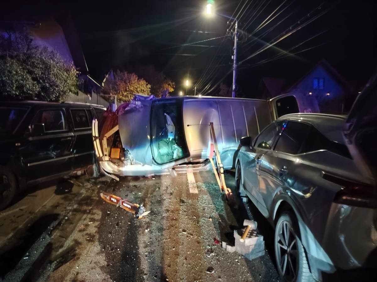 Cluj-Napoca: mașină răsturnată peste alta pe strada Sitarilor, după ce șoferul a avut 1,38 mg/l alcool
