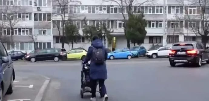 Cluj-Napoca: părinți revoltați de mașinile parcate care-i forțează pe carosabil