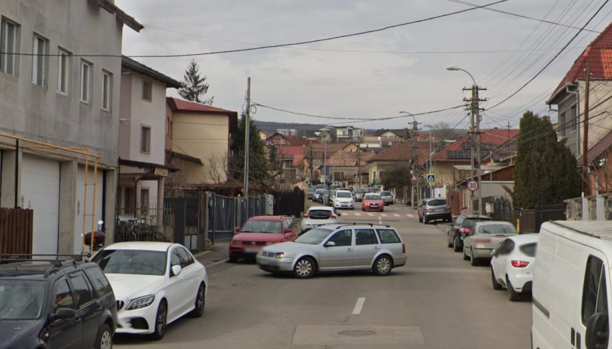 Cluj-Napoca: părinții parchează pe ambele sensuri la ieșirea de la școală și circulația se oprește complet