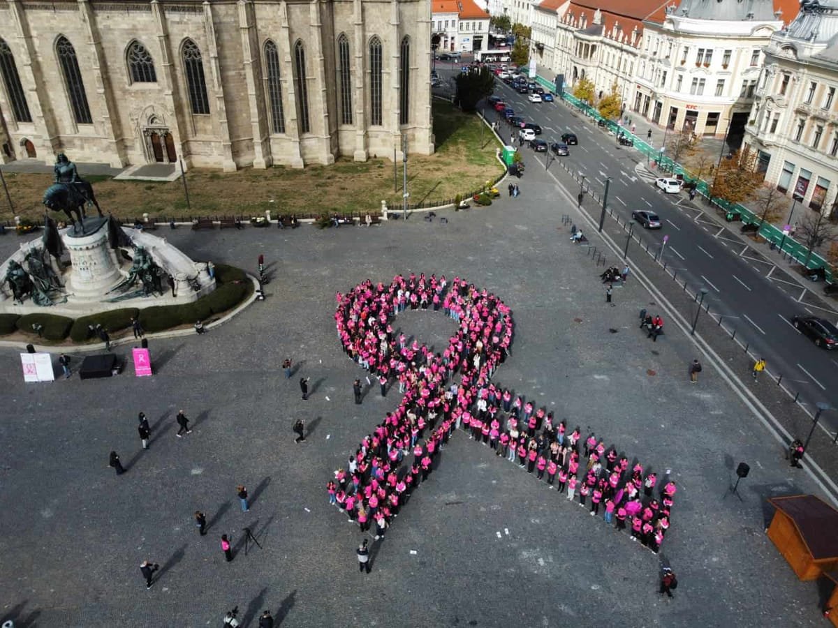 Cluj-Napoca: peste 300 de oameni formează prima panglică umană împotriva cancerului, în Piața Unirii