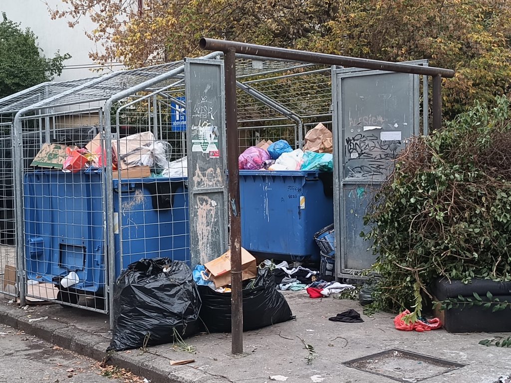 Cluj-Napoca: pubele pline în Mănăștur, Grigorescu și Gheorgheni, clujenii reclamă neridicarea gunoiului