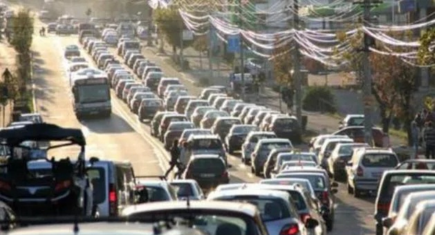 Cluj-Napoca: trafic aglomerat pe drumurile de acces, cu coloane de TIR-uri și întârzieri