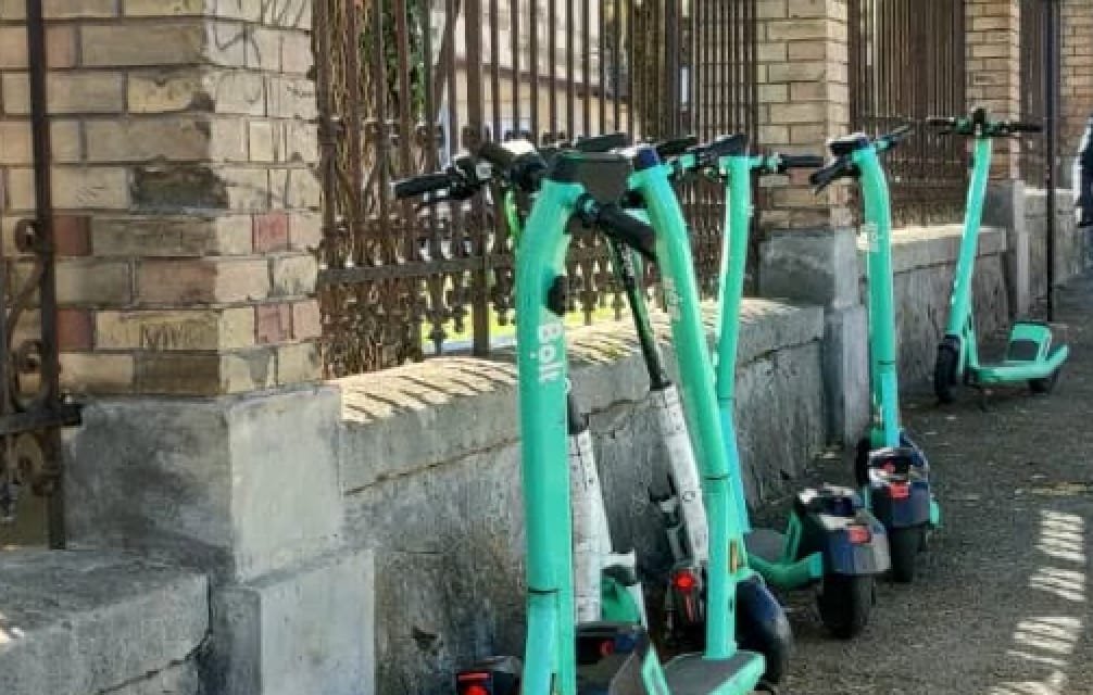 Cluj-Napoca: trotinete ridicate pe bandă rulantă, peste 600.000 lei din taxe și amenzi în nouă luni