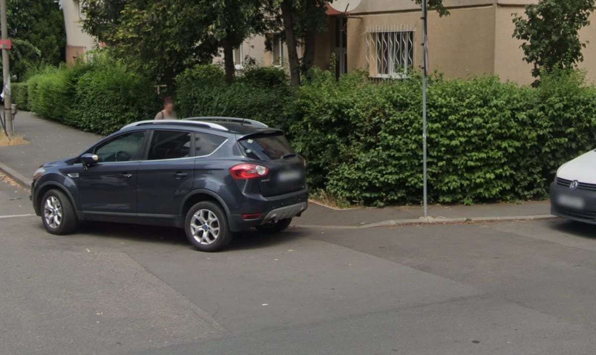 Cluj-Napoca: trotuar blocat zilnic de mașini, un clujean cere stâlpișori: „Amenzile nu rezolvă nimic