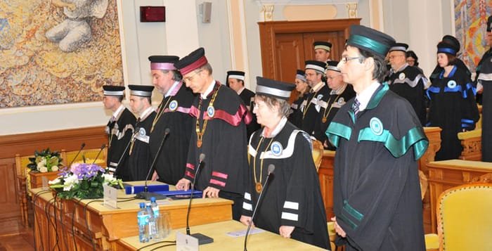 Cluj-Napoca: UBB schimbă ținutele de ceremonie, decanii nu mai poartă culorile facultăților