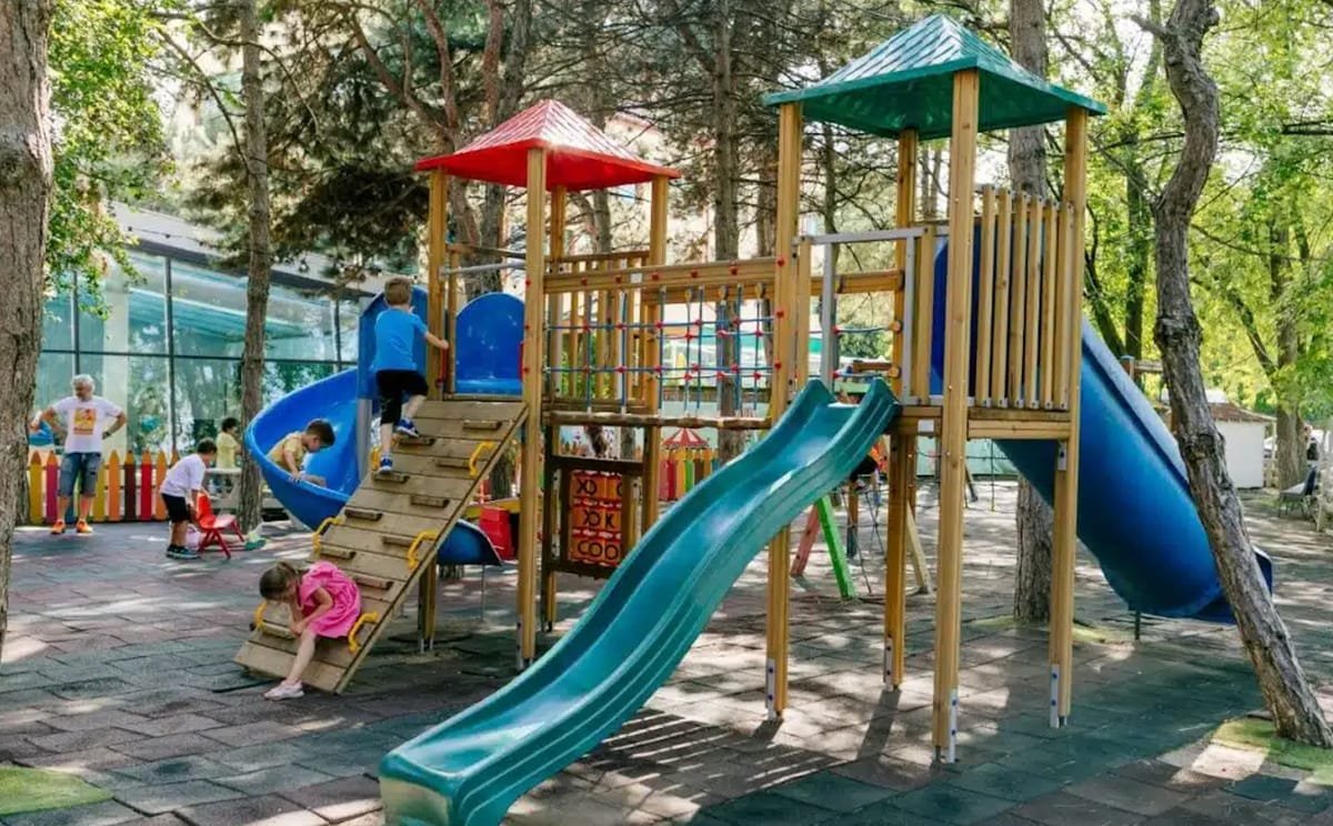 Cluj-Napoca: un clujean cere loc de joacă pentru copiii de pe o stradă cu multe familii