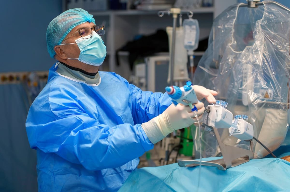 Cluj-Napoca: un pacient de 58 de ani, cu două valve grav afectate, salvat fără deschiderea pieptului