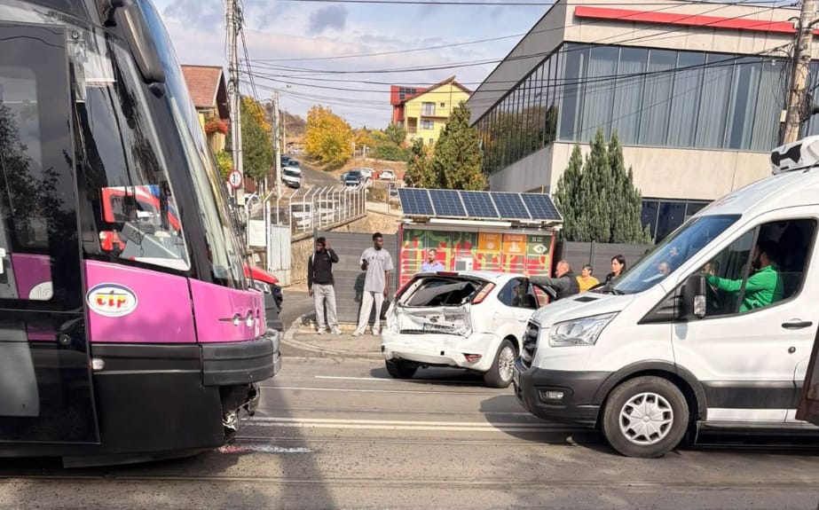 Cluj-Napoca: un tramvai și o mașină s-au ciocnit. O femeie de 60 de ani primește îngrijiri medicale