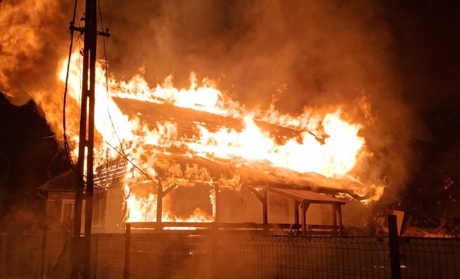 Cluj: o casă a fost cuprinsă de flăcări în toiul nopții, pompierii s-au luptat cu incendiul