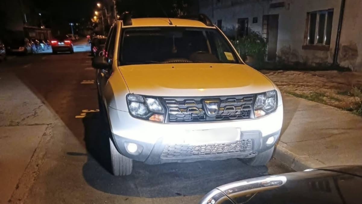 Cluj: o clujeancă reclamă că o mașină de serviciu ar fi ocupat două locuri de parcare fără număr de telefon