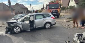 Cluj: o femeie și un băiat de 18 ani, transportați de urgență la spital după un accident
