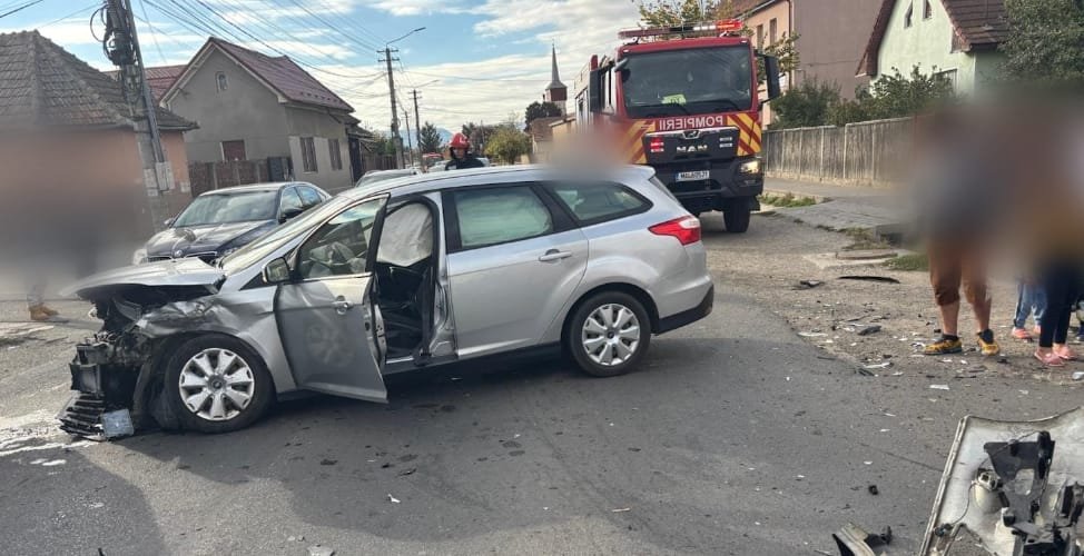 Cluj: o femeie și un băiat de 18 ani, transportați de urgență la spital după un accident